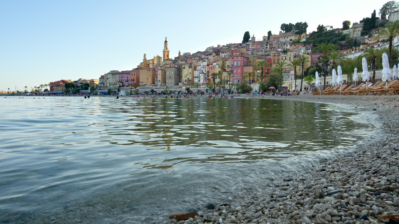 Vista sul mare con gli edifici colorati a Mentone, in Francia, sullo sfondo