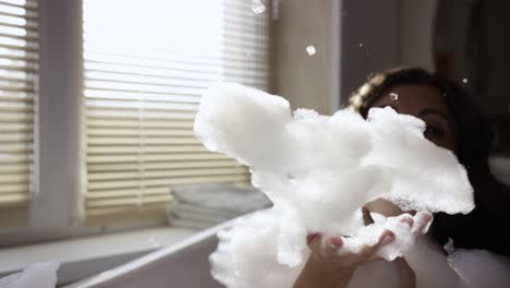 mujer disfrutando de un baño relajante con burbujas