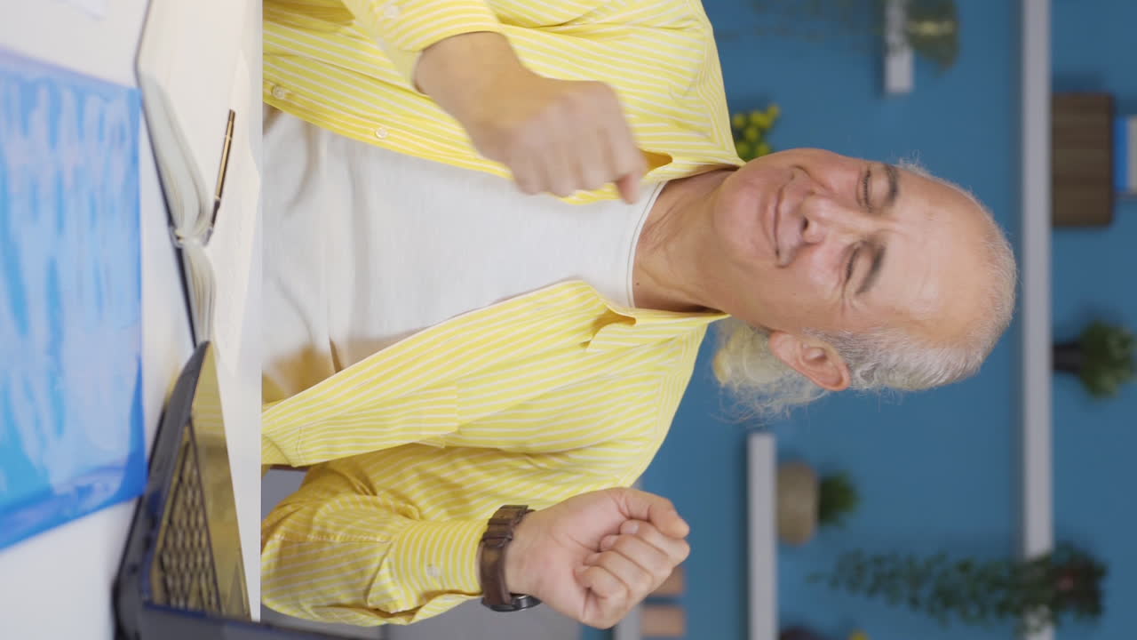 홈 오피스 직원  ⁇ 은이 춤과 작업의 수직 비디오.