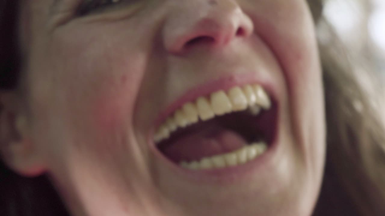 웃는 여성의 얼굴을 잘라낸 사진입니다.