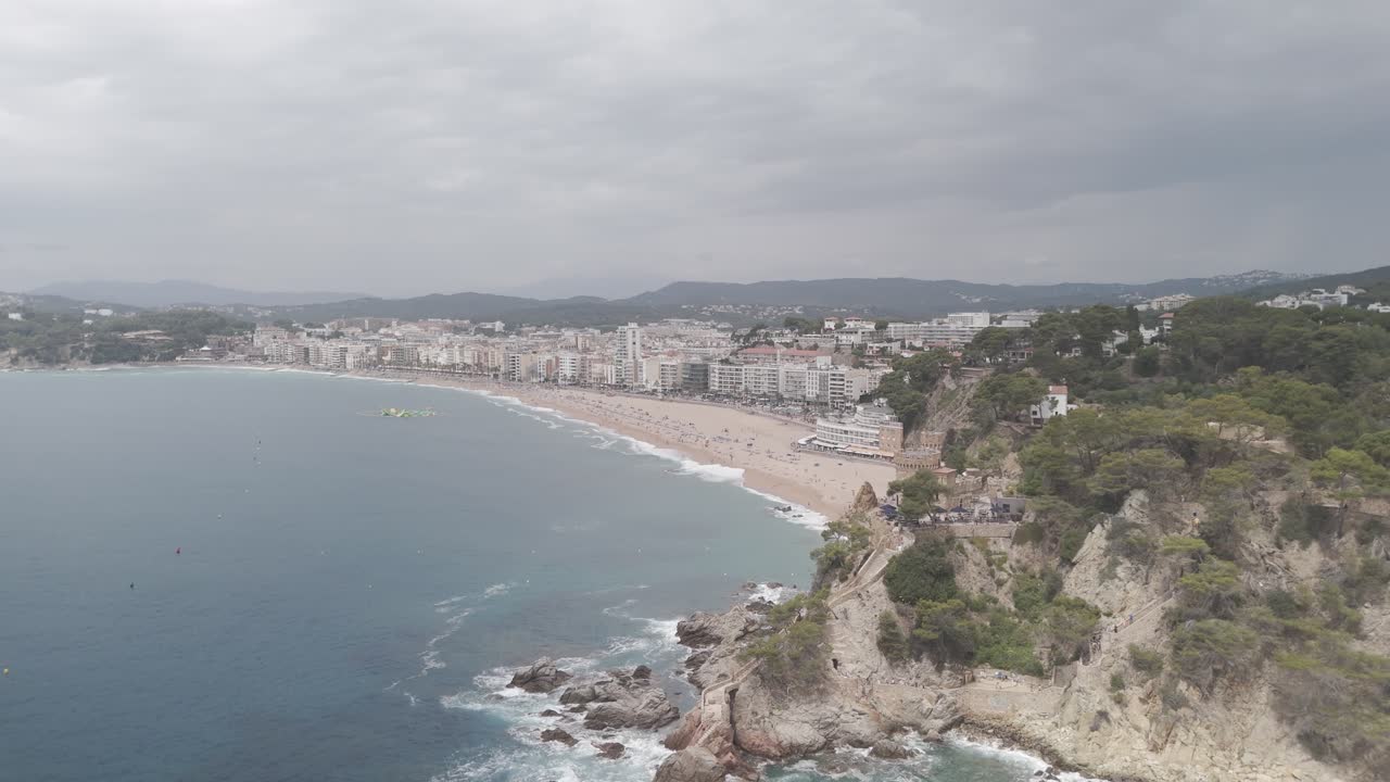 Filmato girato a Barcellona, in un villaggio chiamato Lloret de Mar con DJI Mini 4 Pro in 4K e D-Cinelike
