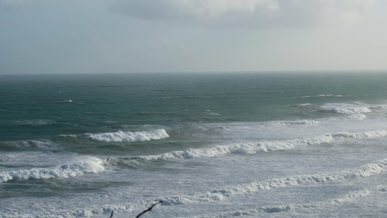 오스트레일리아의 포트 캠벨 (port campbell) 에서 바다의 파도가 부히고 있다.