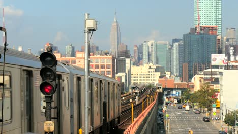 New-Yorker-Zug-Fährt-Vom-Bahnhof-Ab