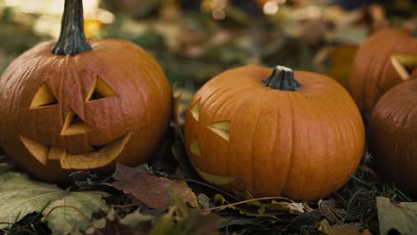 Primer-Plano-De-Calabazas-Espeluznantes-Para-Halloween