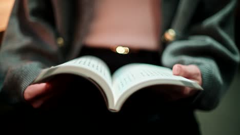 persona que lee un libro