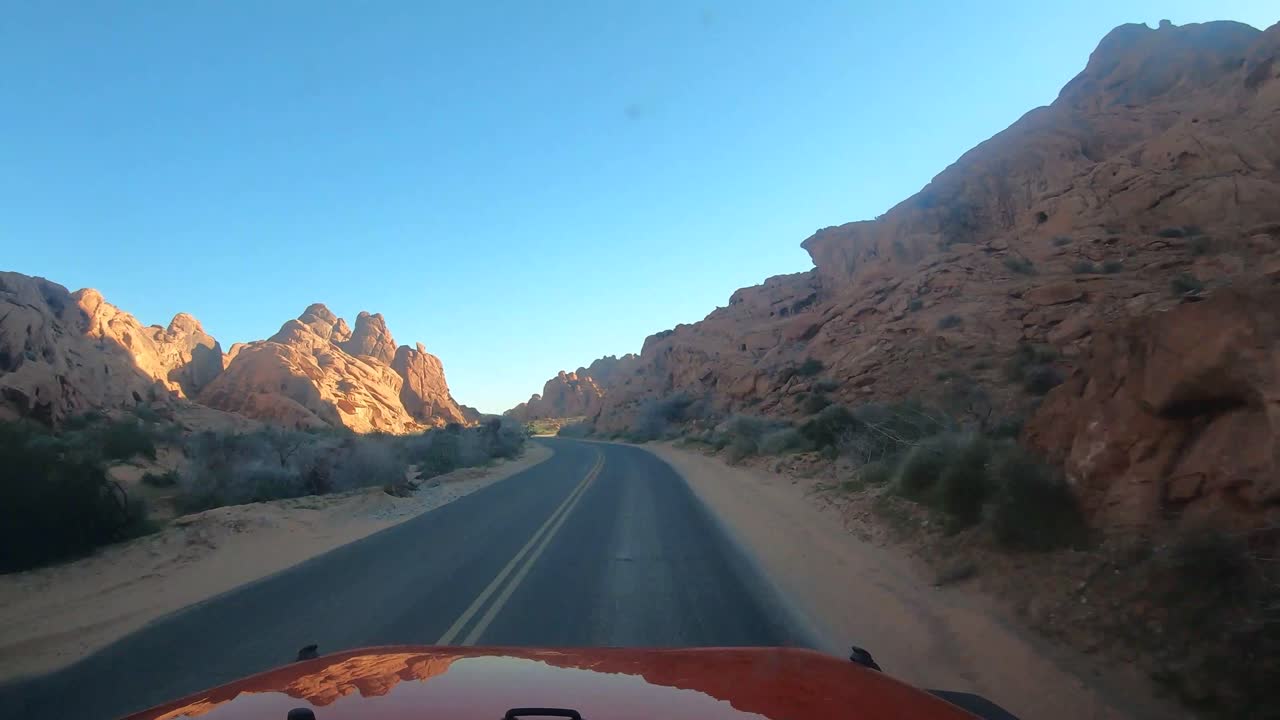 쥐의 탱크 도로에 있는 불의 계곡 네바다 주립 공원에서 빨간 차량을 운전하다