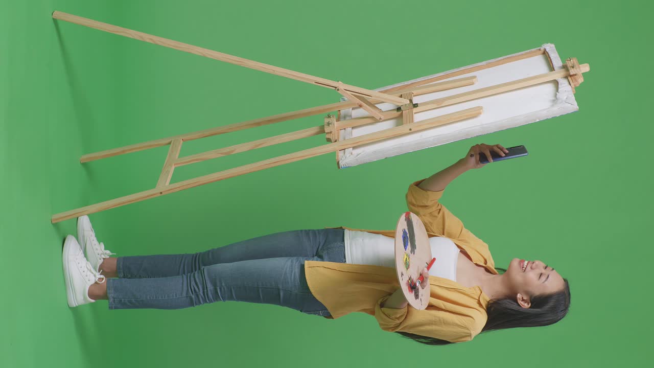 팔레트 와 스 의 사진 을 찍는 여성 예술가