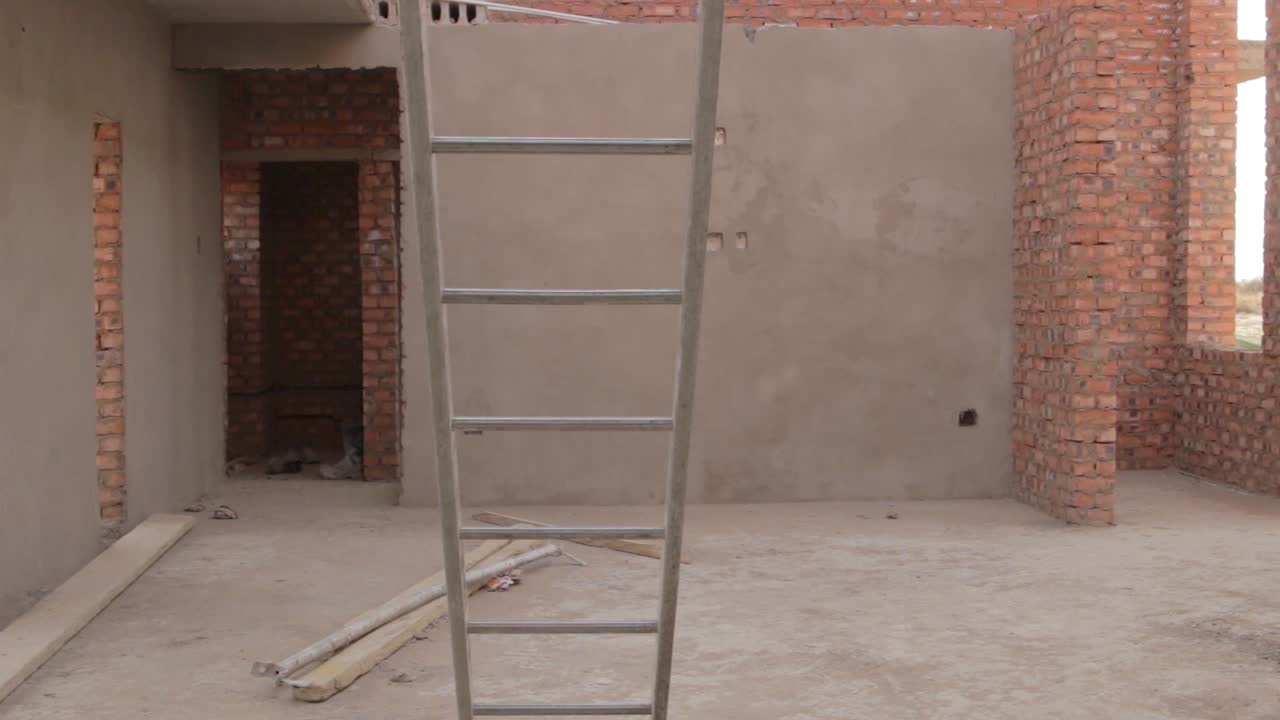 parte del sitio de construcción de una casa nueva en progreso con escalera y andamios