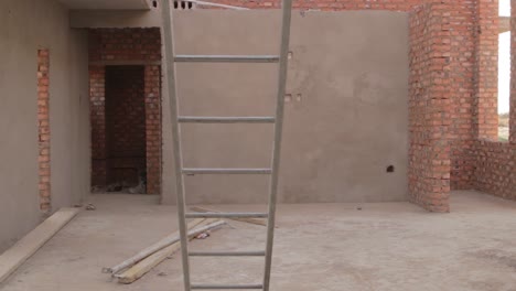 parte del sitio de construcción de una casa nueva en progreso con escalera y andamios
