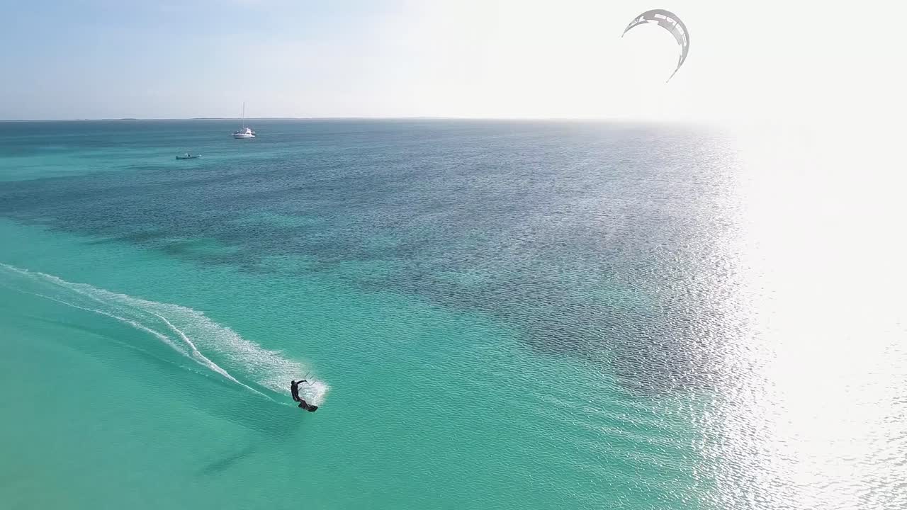 hombre kitesurf puesta de sol a lo largo de la costa playa caribeña, vista aérea los roques