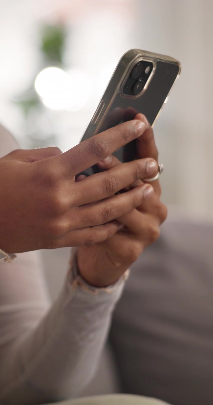 Primo piano di una persona che usa uno smartphone
