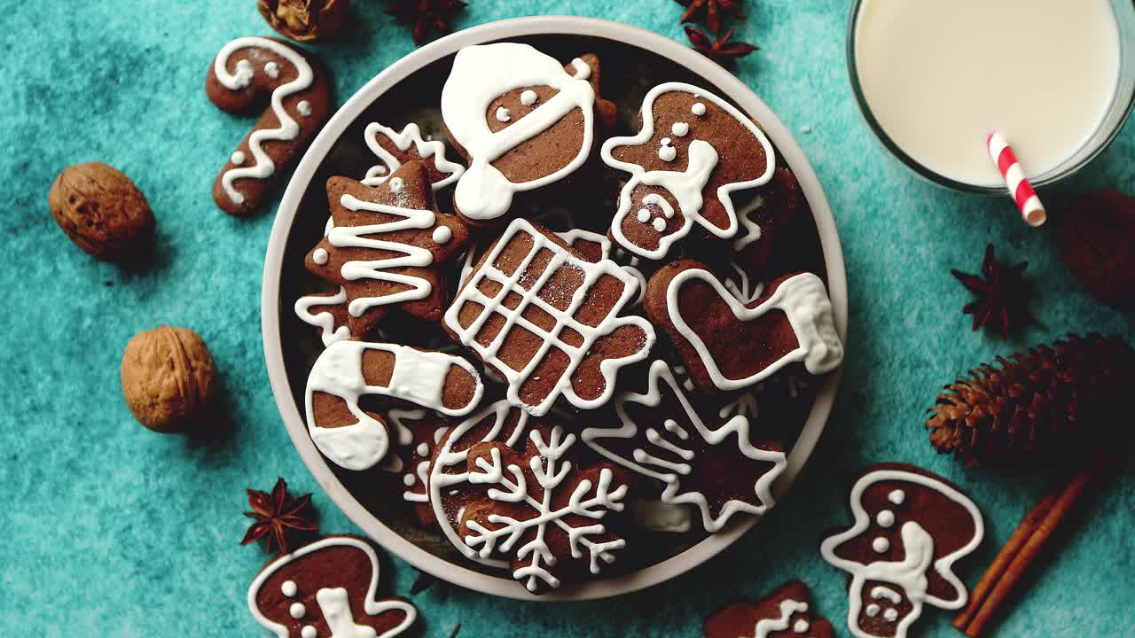 dulce composición navideña surtido de galletas de jengibre en un plato