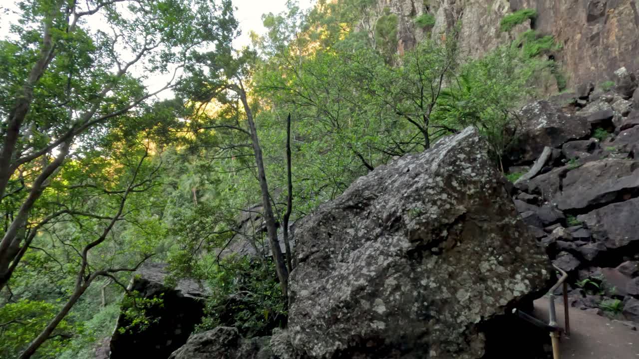 водопад спускается по скалистой скале с пышной зеленью