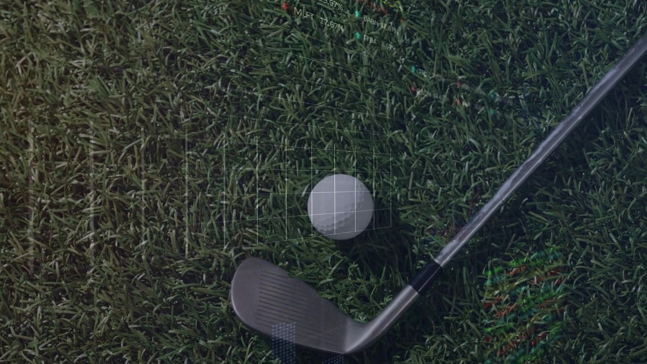 Bij start afspelen tonen golfbal en clubhoofd HUD-overlays, met swinggegevens op gras.
