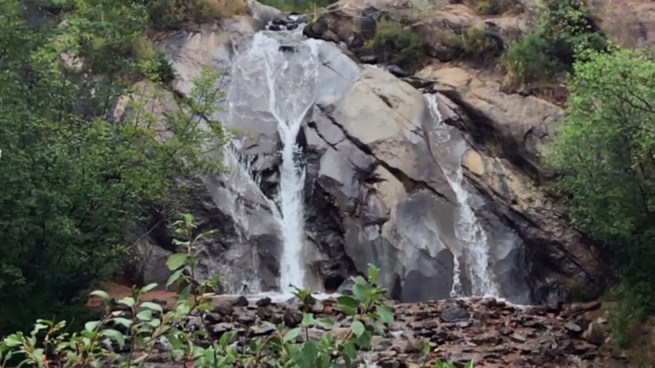 cámara lenta de una cascada en las montañas de colorado