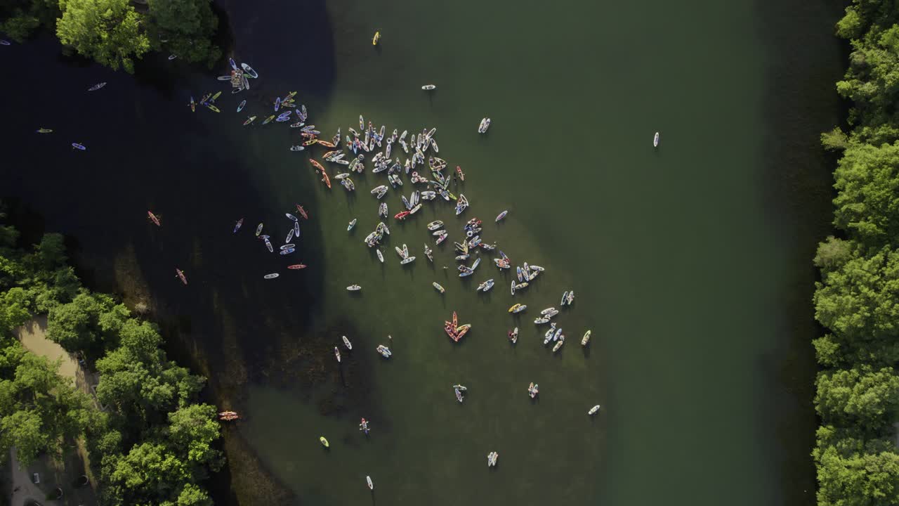 vista aérea de muchos remeros en un río en austin, ee.uu. - destornillador, disparo de drone
