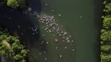 Luftaufnahme-Vieler-Paddler-Auf-Einem-Fluss-In-Austin,-Usa---Schraubenzieher,-Drohnenaufnahme