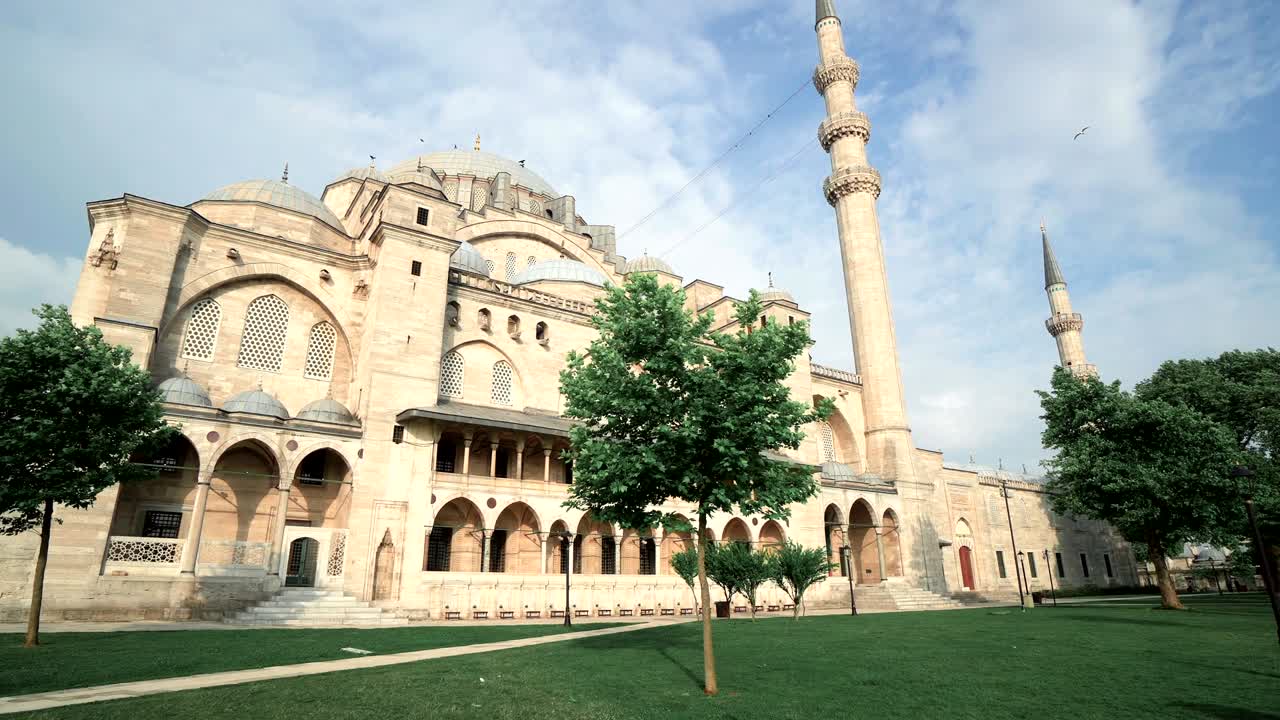 la mezquita de suleiman (turco: suleymaniye camii) es una gran mezquita del siglo xvi en estambul, turquía, construida por suleiman el magnífico.