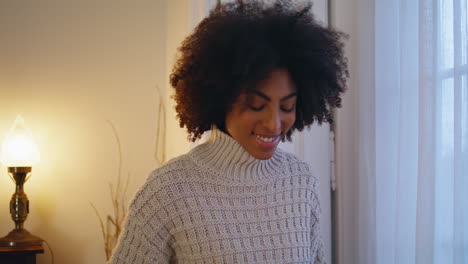 Mujer-Africana-Sonriendo-A-La-Cámara-En-El-Retrato-De-La-Habitación-De-La-Ventana.-Dama-Sensual-Posando-Sola