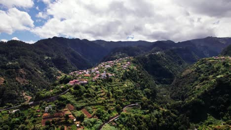 vista aérea del pueblo en la cima de un valle de montaña en un exuberante paisaje verde