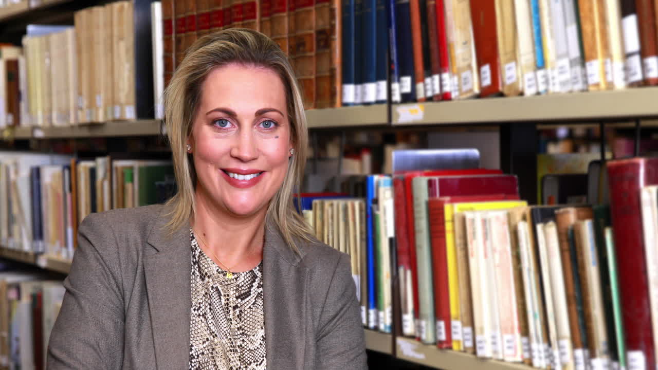 bibliotecario sonriendo a la cámara