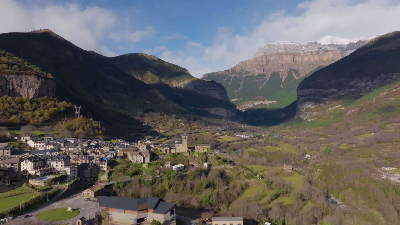 피레네 산맥 에 있는 산 마을 의 공중 사진