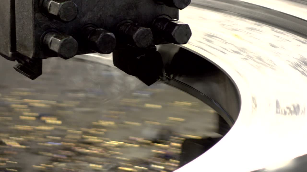 회전 및 굴착 도자기에서 공작품 가공