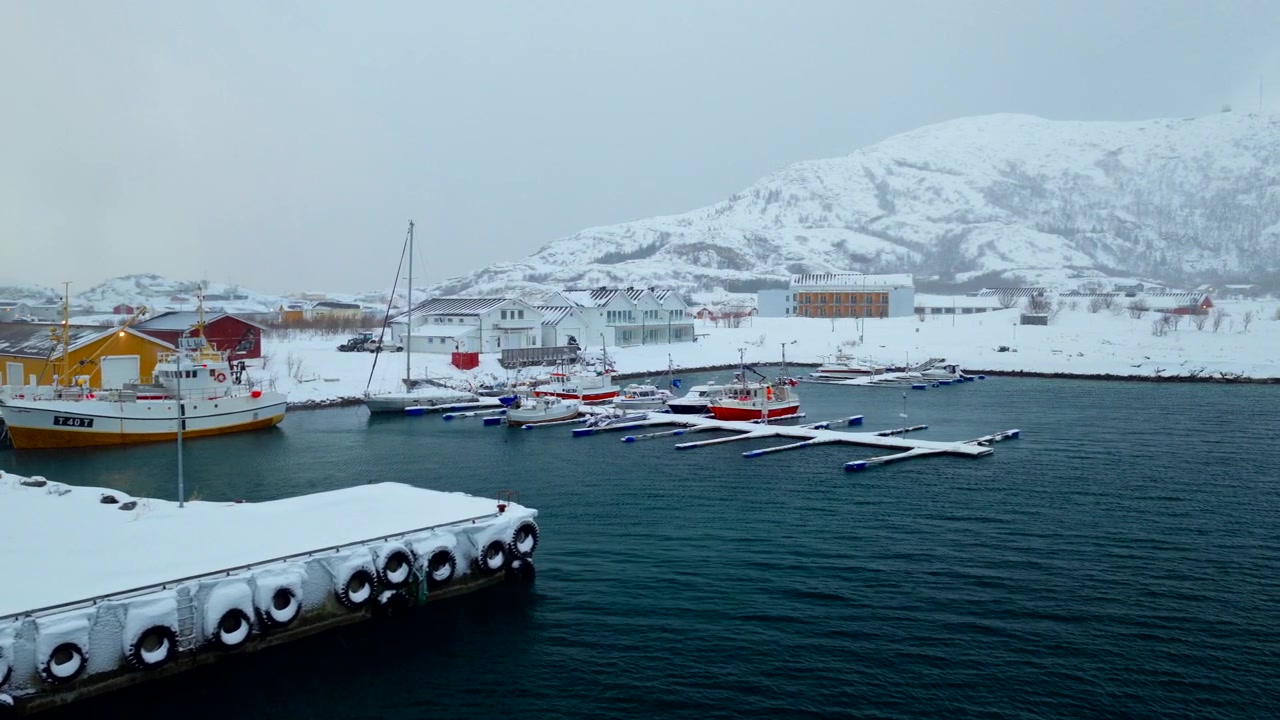 Village de pêcheurs enneigé et bateaux à Sommaroya, Norvège.