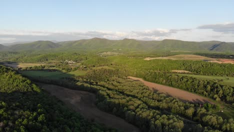 Imágenes-Aéreas-En-Las-Estribaciones-De-Las-Montañas-Blue-Ridge-En-Verano