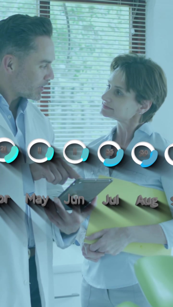 Animazione di elaborazione dati su un medico maschio caucasico con un'infermiera.