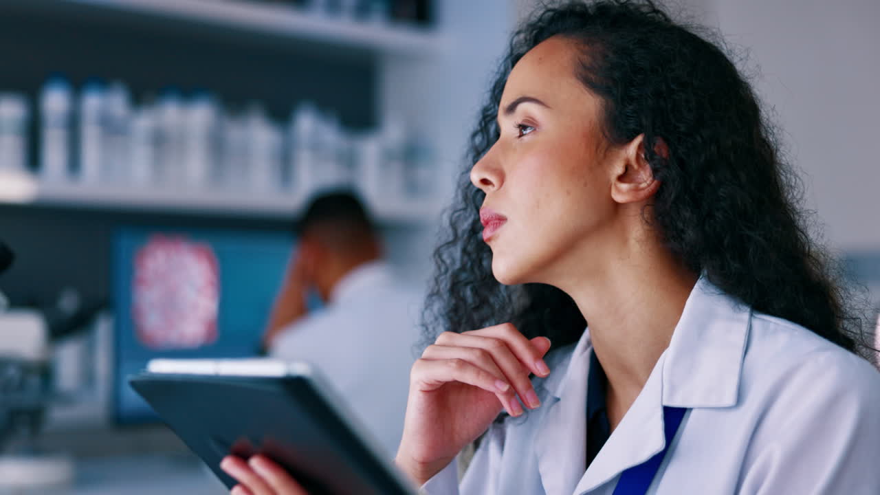Scienza, ricerca e donna con tablet in laboratorio