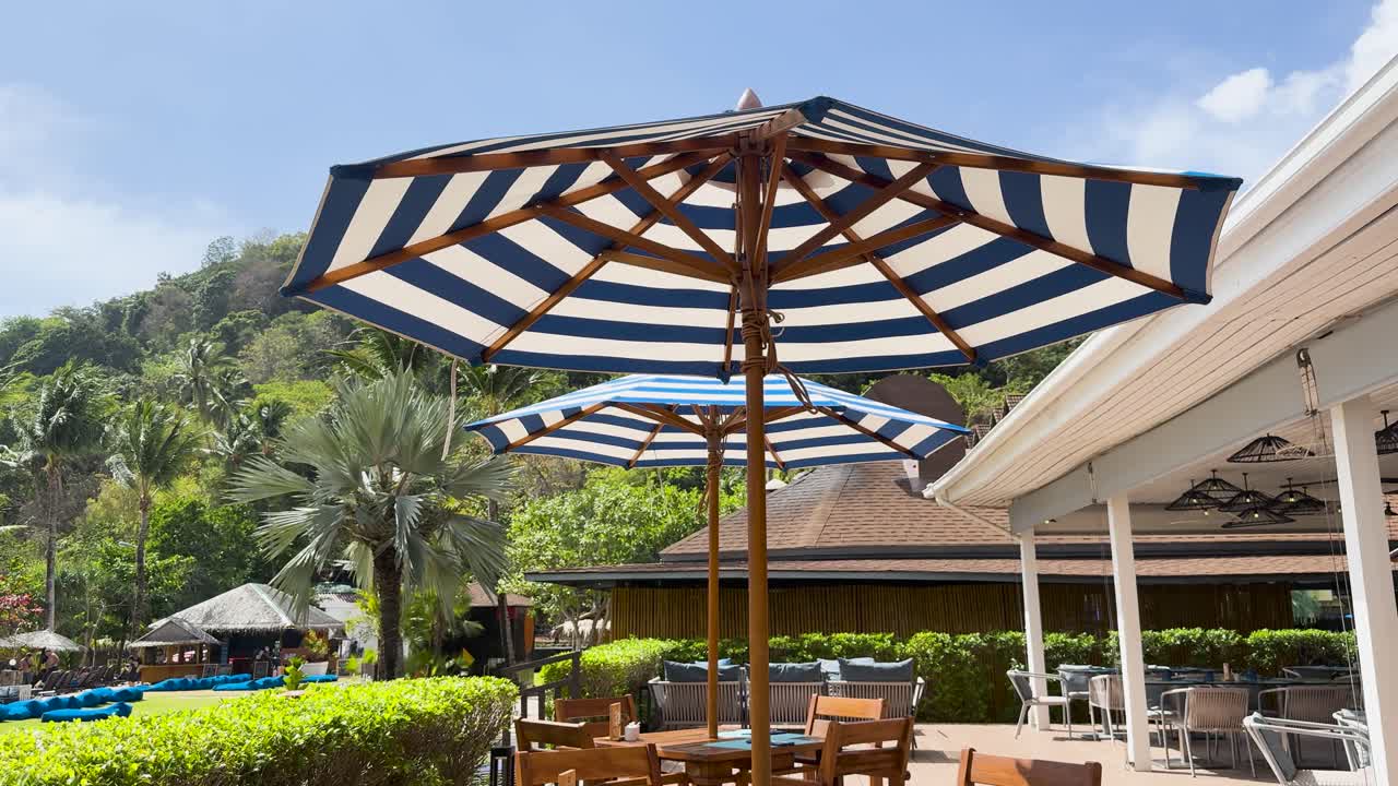 푸켓 의 빛 이 넘치는 열대 휴양지 와 우산 과 울창 한 초록색