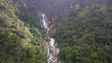 antena de cascada de diyaluma de la jungla empinada en las montañas de sri lanka