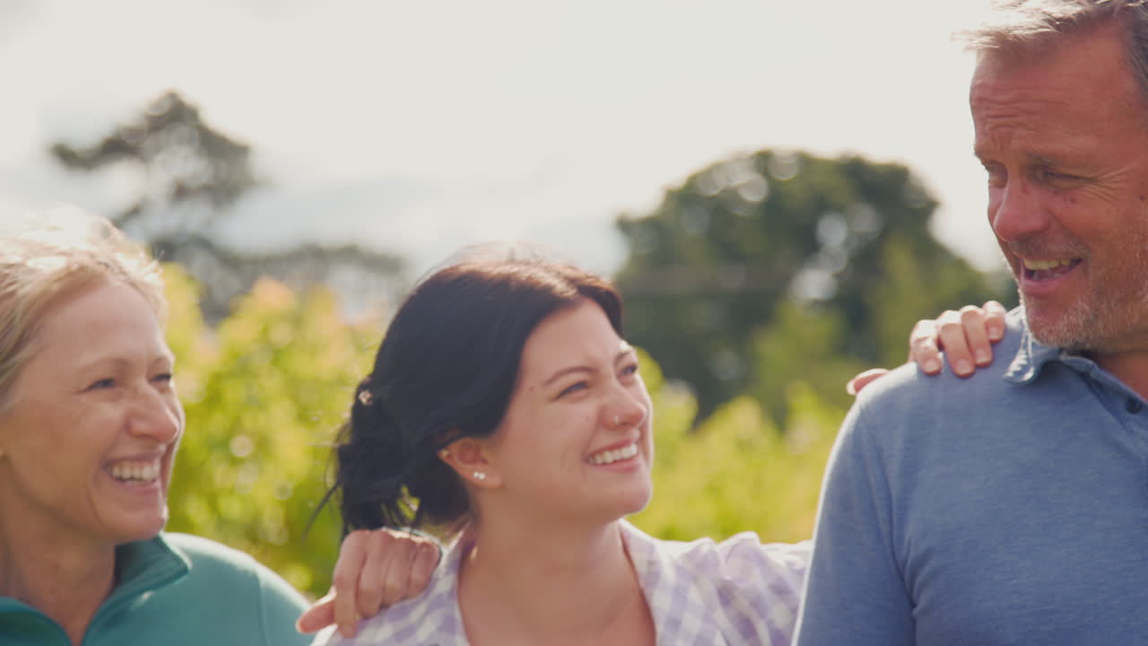 포도 를 생산 하는 포도원 에서 일 하는 포도 수확자 들 의 팀 의 초상화