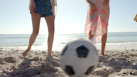 Verschiedene-Freunde-Genießen-Einen-Sonnigen-Tag-Am-Strand