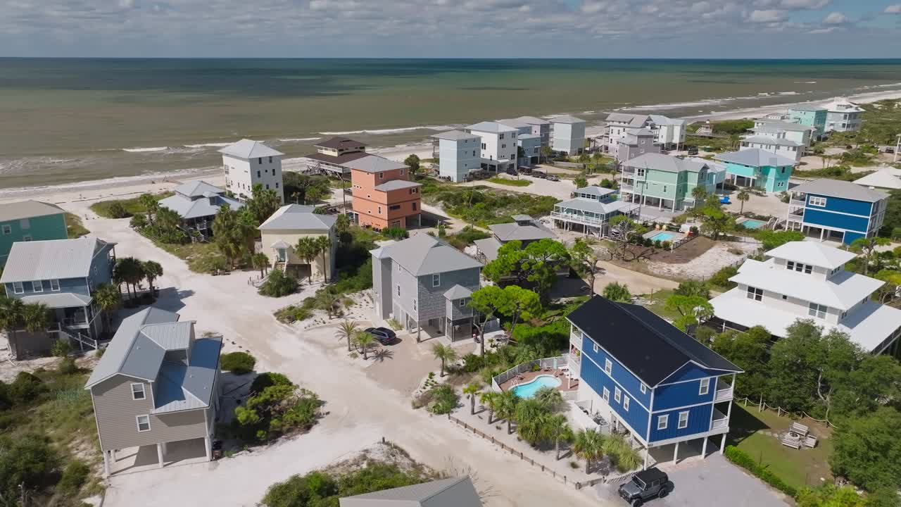 vuelo de aviones no tripulados de condominios en la playa en cape san blas, florida