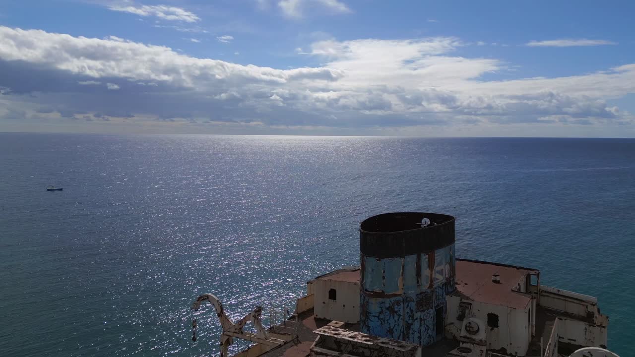 increíble vista aérea vuelo contaminación catástrofe petróleo naufragio en playa arenal lanzarote islas canarias, día soleado españa 2023