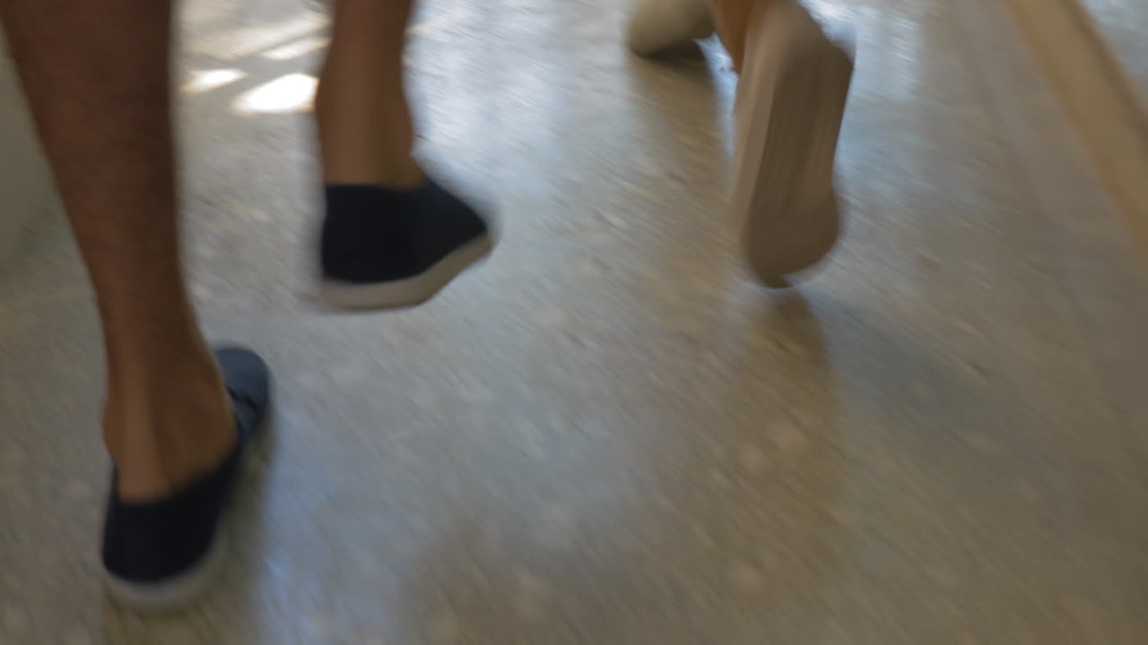 두 사람이 야외 훈련을 하기 위해 아래층으로 달리고 있습니다.