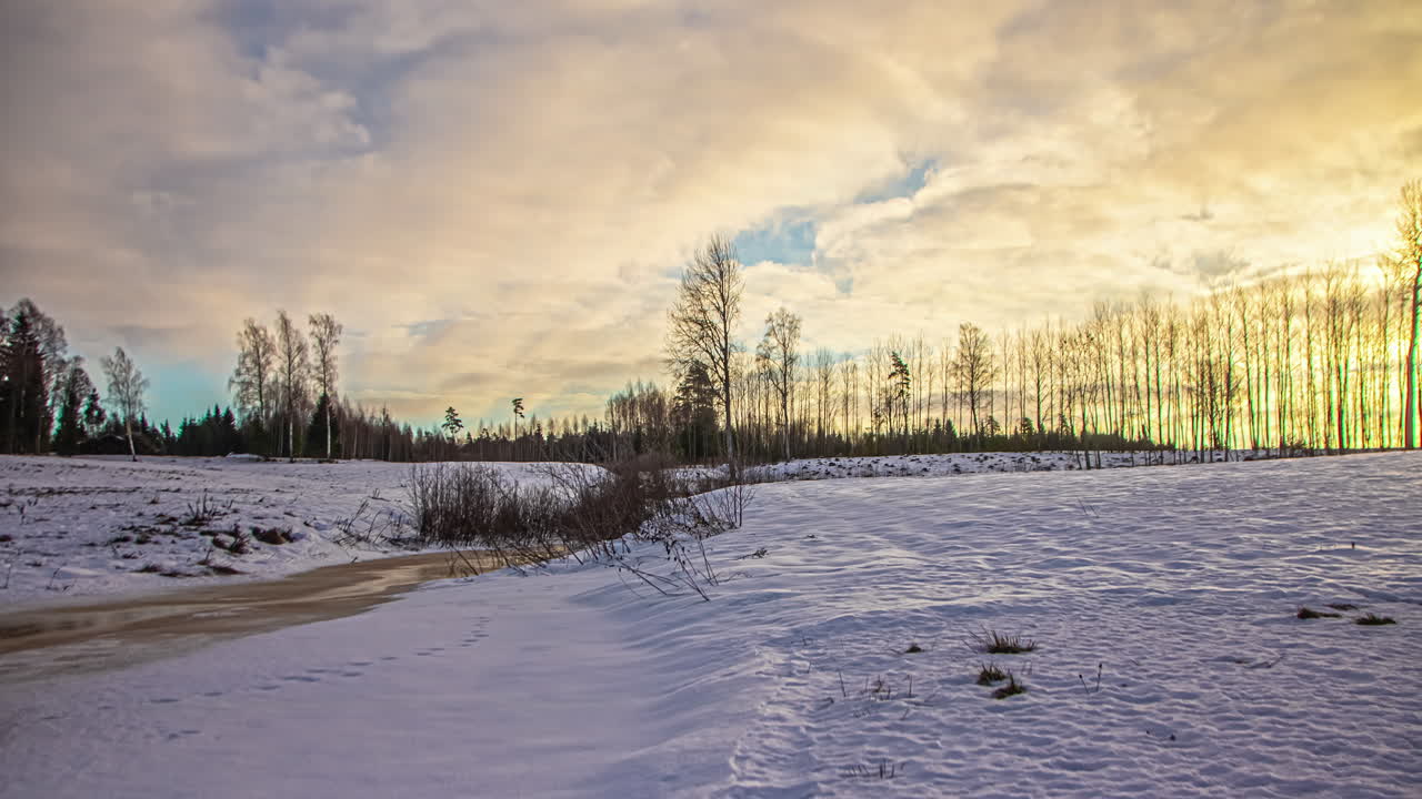 눈으로 인 겨울 풍경 위에 구름이 확대되는 시간 경과