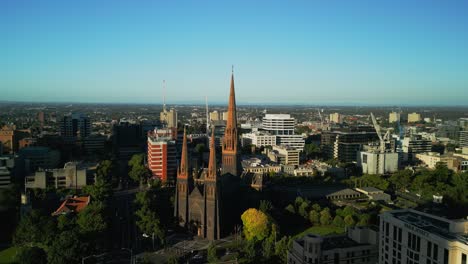 Luftbild-Einer-Drohne-Mit-Video-Einer-Kirche-In-Der-Stadt-Melbourne,-Victoria,-Australien