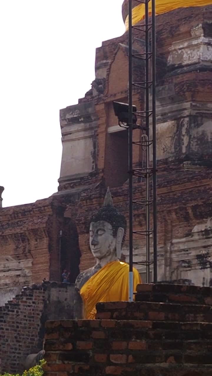 Statua di Buddha tra le rovine di un tempio storico