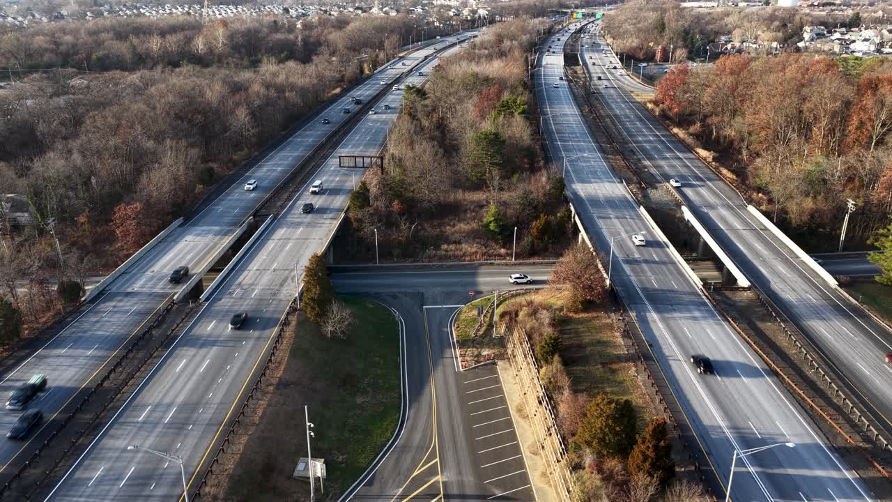 Orta New Jersey'deki Garden State Parkway'de çift yönlü trafiğin havadan görünümü