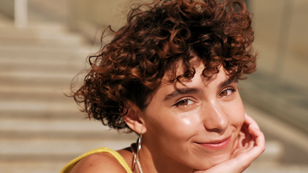 야외에서 미소 짓는 젊은 여성