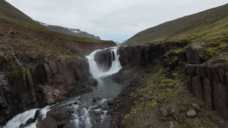 islandia río fpv drone cámara lenta