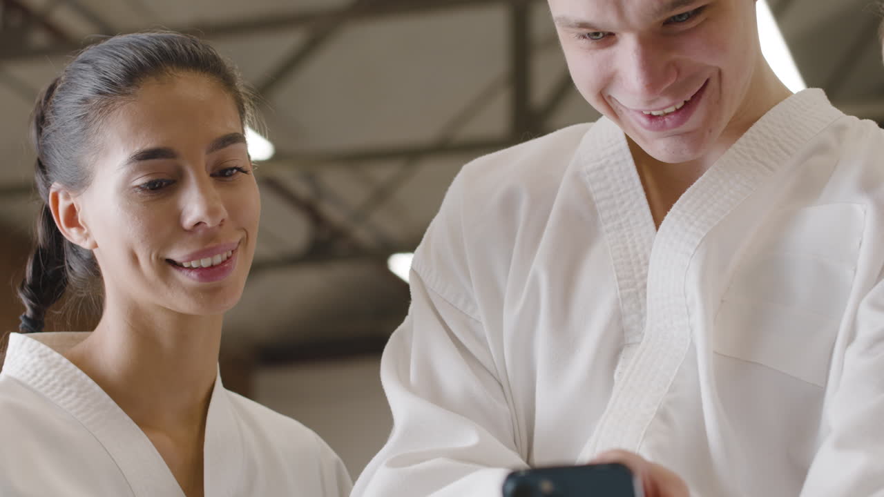 personas que usan teléfonos inteligentes en un dojo