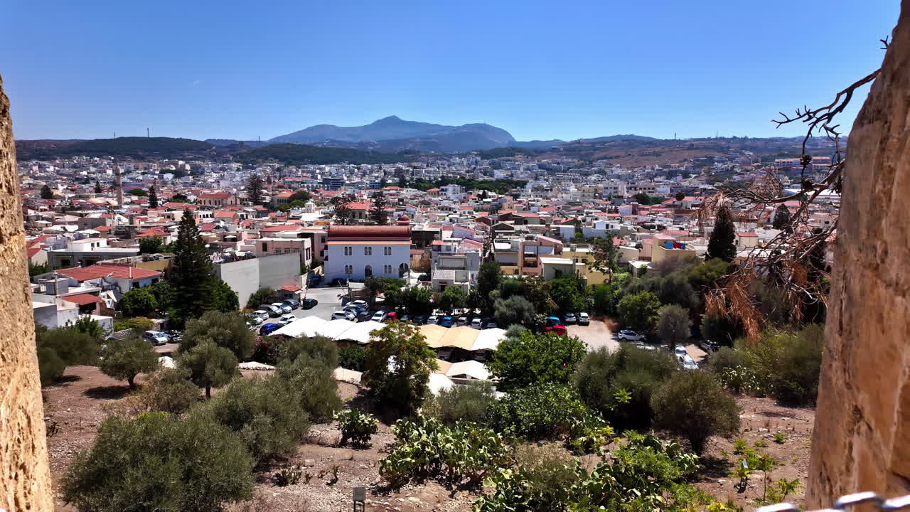 Vista mozzafiato di una città di un'isola greca da un castello