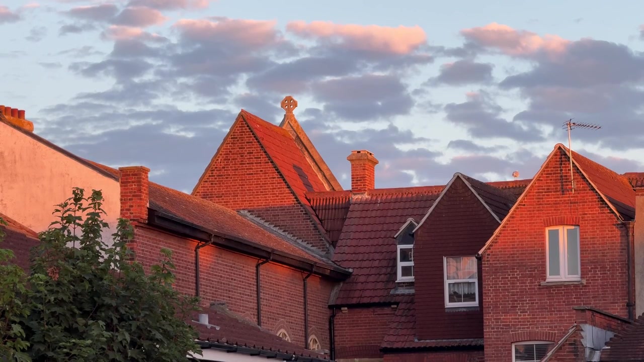 La lueur du coucher de soleil illumine les toits de briques à Gosport, Angleterre