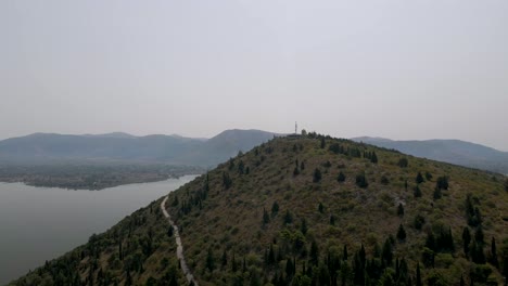 位於希臘北部卡斯托里亞湖 (lake kastoria) 的山頂上空