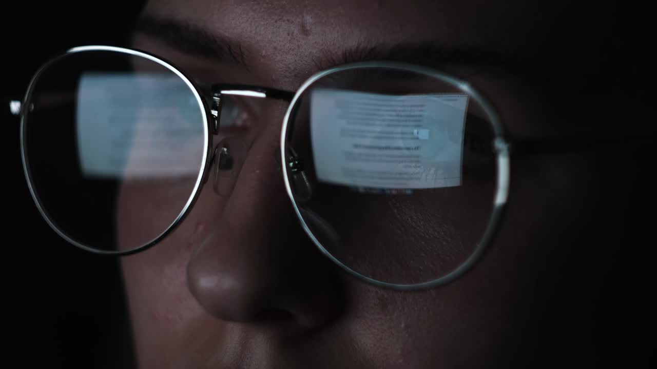 persona que lee en una computadora por la noche