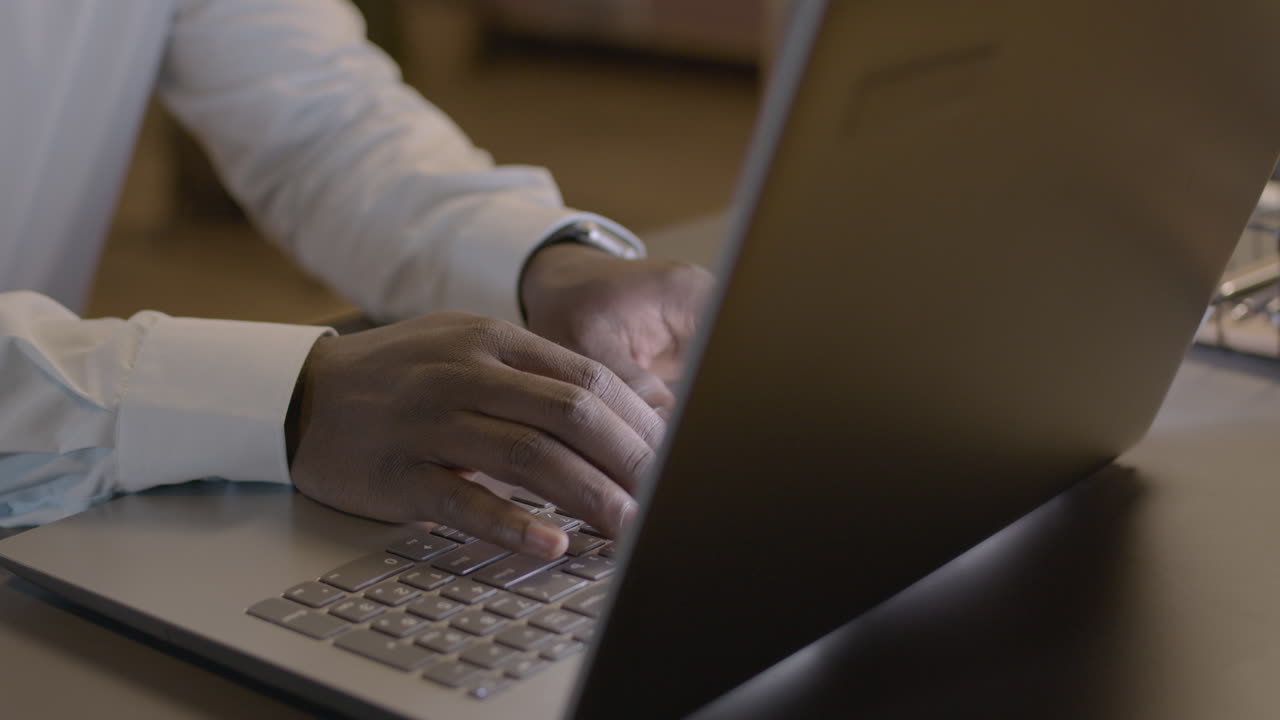 primer plano de manos masculinas americanas escribiendo en el teclado de la computadora portátil en el lugar de trabajo 1